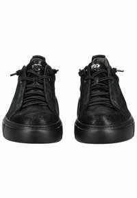 Baskets en daim noir avec un bout arrondi, un design à lacets et une épaisse semelle en caoutchouc noir ; présente une tige texturée et des accents matériels minimalistes.