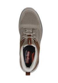 Scarpa Skechers slip-on leggera in mesh color tan e beige con una soletta imbottita, caratterizzata da un accento marrone sul tallone e dettagli del logo.