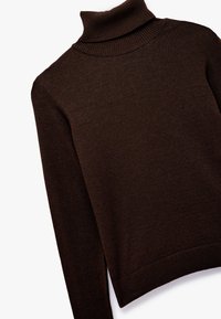 Dunkelbrauner Rollkragenpulli aus Strickstoff. Verfügt über einen gerippten Kragen und Bund, mit einer glatten Textur und einem lockeren Schnitt.