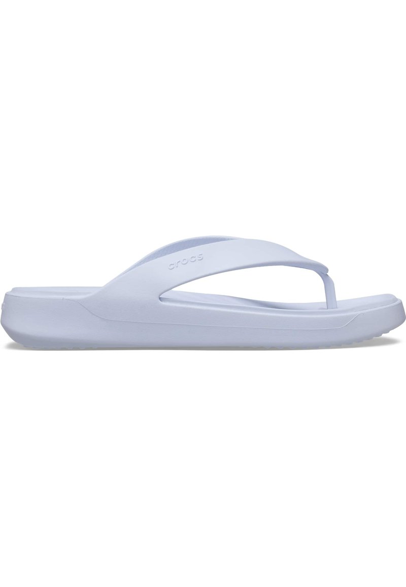 Flip-flop azul claro con suela gruesa, bordes redondeados y una correa contorneada. Presenta el logo de "crocs" grabado en el lateral.