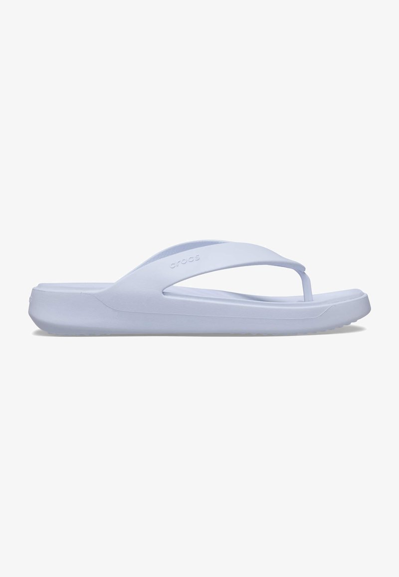 Flip-flop azul claro con suela gruesa, bordes redondeados y una correa contorneada. Presenta el logo de "crocs" grabado en el lateral.