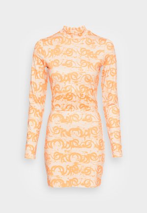 Vestido de manga longa, ajustado, numa tonalidade laranja clara, com um padrão texturizado de letras estilizadas sobrepostas e formas abstractas.