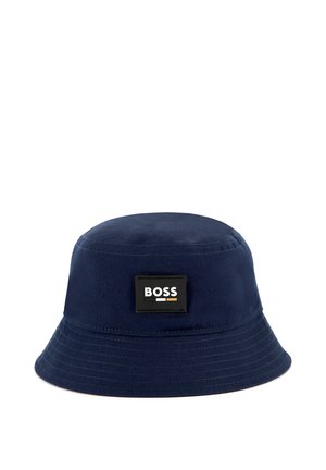 Navyblauwe bucket hat gemaakt van gladde stof, met een zwarte rechthoekige patch met "BOSS"-tekst en subtiele kleuraccenten.
