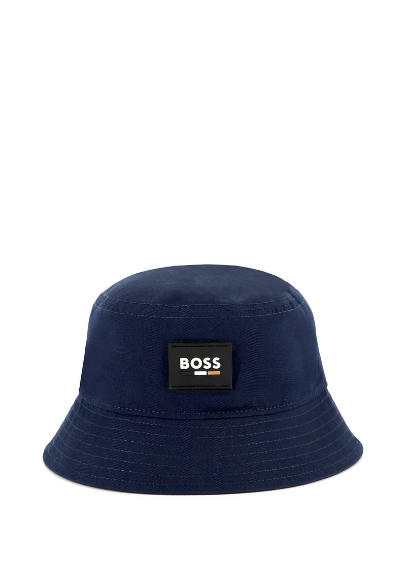 Navyblauwe bucket hat gemaakt van gladde stof, met een zwarte rechthoekige patch met "BOSS"-tekst en subtiele kleuraccenten.