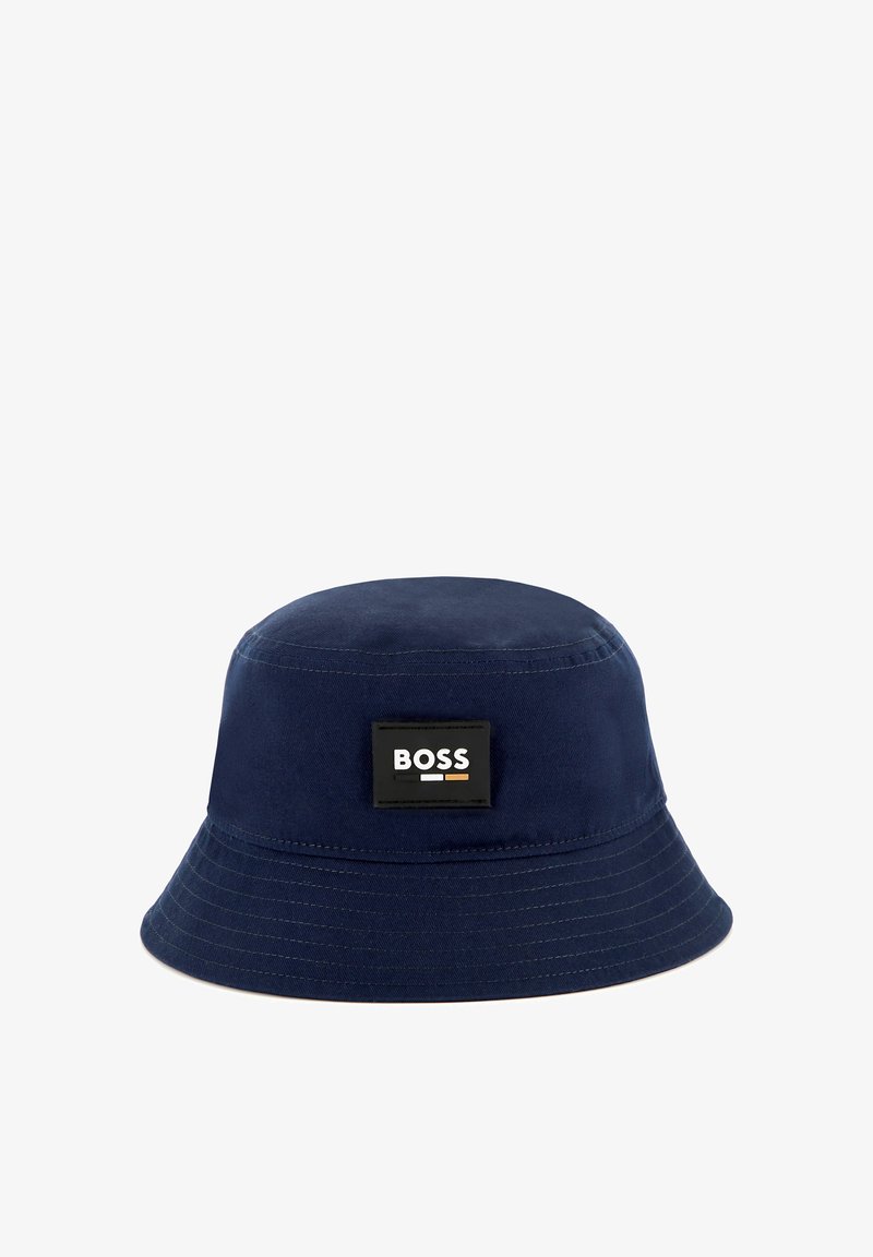 Navyblauwe bucket hat gemaakt van gladde stof, met een zwarte rechthoekige patch met "BOSS"-tekst en subtiele kleuraccenten.
