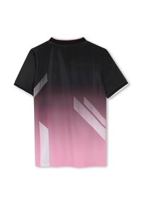 T-shirt de sport à manches courtes avec un dégradé du noir au rose. Présente un col polo, des accents géométriques blancs et une texture lisse et brillante.
