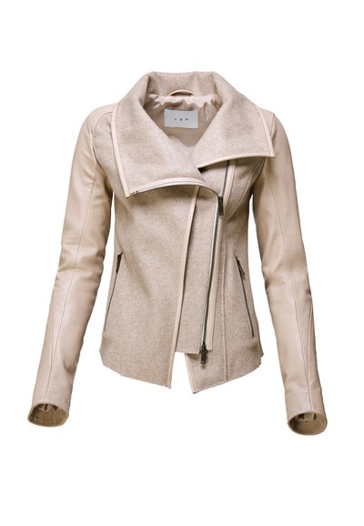 Veste de motard beige avec fermeture éclair asymétrique, devant en tissu doux et manches et col en cuir lisse.