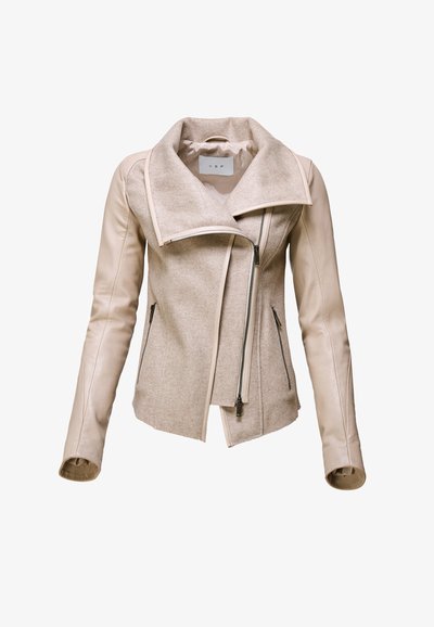 Veste de motard beige avec fermeture éclair asymétrique, devant en tissu doux et manches et col en cuir lisse.