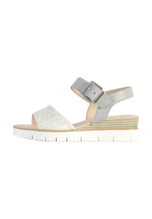Grijze leren sandalen met een gestructureerde witte stoffen bovenkant, verstelbare gesp en een sleehak met een natuurlijk houten accent.