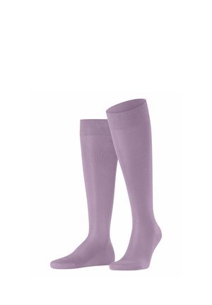 Paire de chaussettes de compression lavande montantes jusqu'aux genoux, avec orteils renforcés et bords côtelés, présentées debout sur un fond blanc.