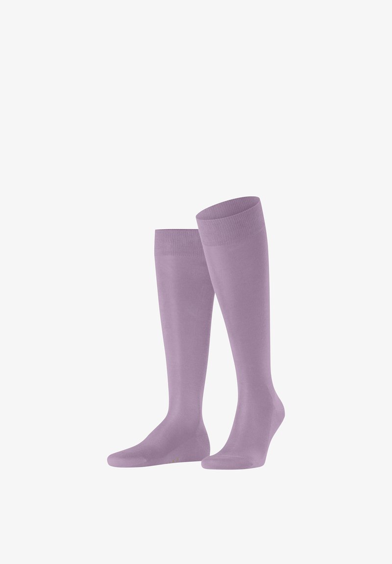 Paire de chaussettes de compression lavande montantes jusqu'aux genoux, avec orteils renforcés et bords côtelés, présentées debout sur un fond blanc.