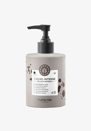 Grijze pompfles met "Cacao Intense Colour Refresh", voorzien van een zwarte pomp, een wit etiket met zwarte tekst en bruine spetteraccenten.