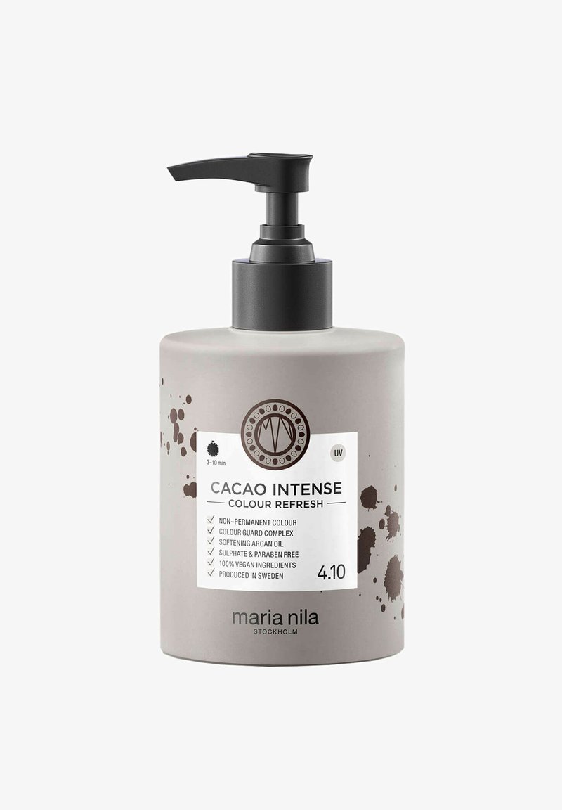 Graue Pumpflasche mit der Aufschrift "Cacao Intense Colour Refresh", ausgestattet mit einer schwarzen Pumpe, etiketiert mit einem weißen Label mit schwarzem Text und braunen Spritzern.