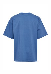 Blå bomullströja med korta ärmar, rundad halsringning och avslappnad passform; slät textur, rena sömmar, inga tryck eller dekorationer.