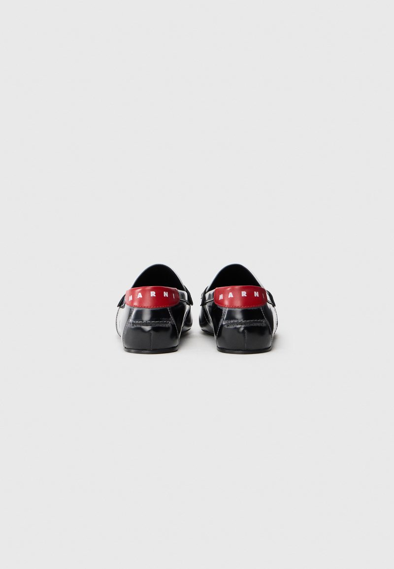 Sorte og røde læder loafers med flad sål, prydet med en rød rem mærket "MARNI" og et elegant, minimalistisk design.