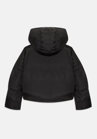 Giacca puff nera con cappuccio, caratterizzata da una finitura liscia e lucida, maniche ampie e un design corto in vita, senza chiusure visibili.