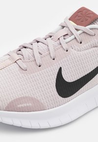 Nike Performance FLEX EXPERIENCE RUN 12 - Tenisice za trening - platinum violet/black/photon dust/white/smokey mauve/soft yellow