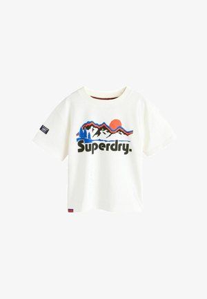 Balta medvilninė marškinėliai su mėlyna ir raudona kalnų grafika, saule ir „Superdry“ logotipu ryškiu juodu šriftu. Trumpomis rankovėmis.
