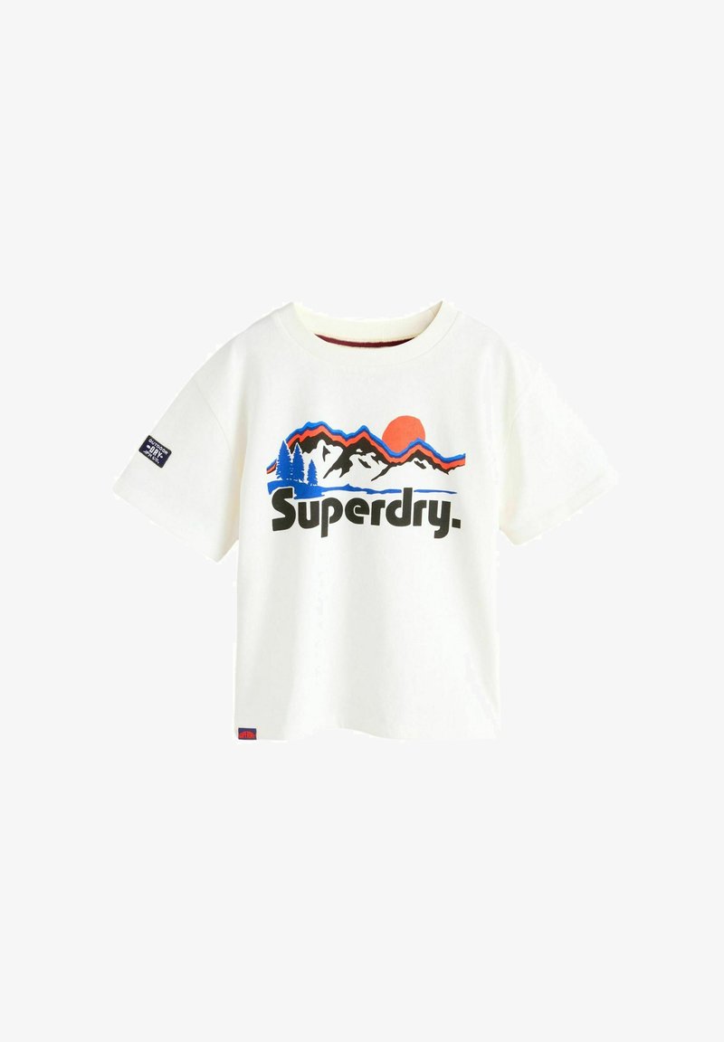 Hvid bomulds t-shirt med et blåt og rødt bjerggrafik, en sol og "Superdry" logoet i fede sorte bogstaver. Korte ærmer.