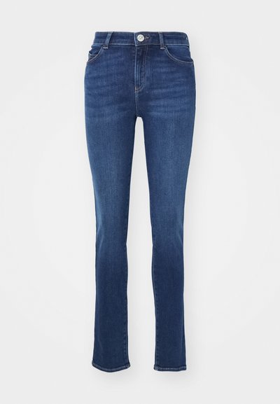 Mörkblå denimjeans med rak bendesign, fem fickor och en klassisk knäppning med knapp och dragkedja. Något slitna texturer.