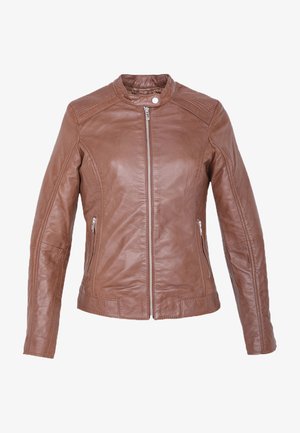 Giacca di pelle marrone con design aderente, colletto in piedi, chiusura con zip frontale e due tasche laterali con zip, impreziosita da dettagli testurizzati sulle spalle.