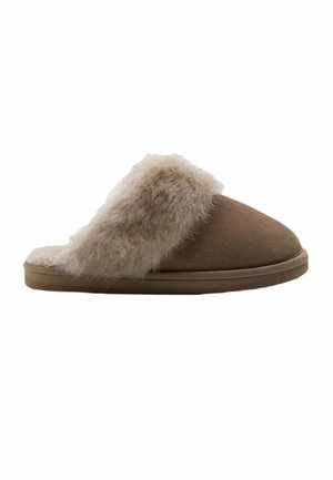 Bruine suède open-achterpantoffel met zachte beige bontvoering en afwerking, platte zool, ontworpen voor binnencomfort en warmte.