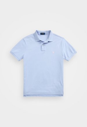 Polo en coton de couleur bleu clair, doté d'un col côtelé, d'une patte de boutonnage à deux boutons et d'un petit logo rose sur la poitrine.