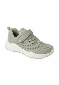 Szare siatkowe sneakersy z białą gumową podeszwą, zapinane na sznurówki, z rzepem. Posiadają uchwyt na pięcie, ułatwiający zakładanie.