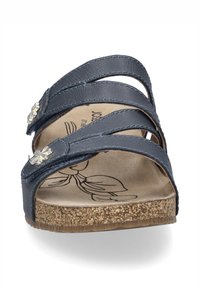 Sandalo in pelle blu navy con tre fasce, decorazioni floreali, suola in sughero testurizzato e plantare ammortizzato con motivo floreale.