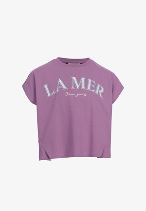 Paarse korte mouw crop top met "LA MER" in grote letters en "Ocean Jewels" in kleinere letters aan de voorkant, voorzien van kleine zijslits.