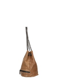 Borsa a secchiello in pelle marrone con superficie testurizzata, chiusura a coulisse e manici in catena metallica. Presenta una tasca laterale con zip.