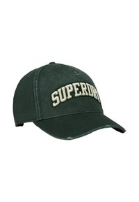 Gorra de béisbol verde oscuro con visera curvada y el logotipo bordado en crema "SUPERDRY" en la parte frontal. Fabricada con un tejido de algodón resistente y con un acabado texturizado.
