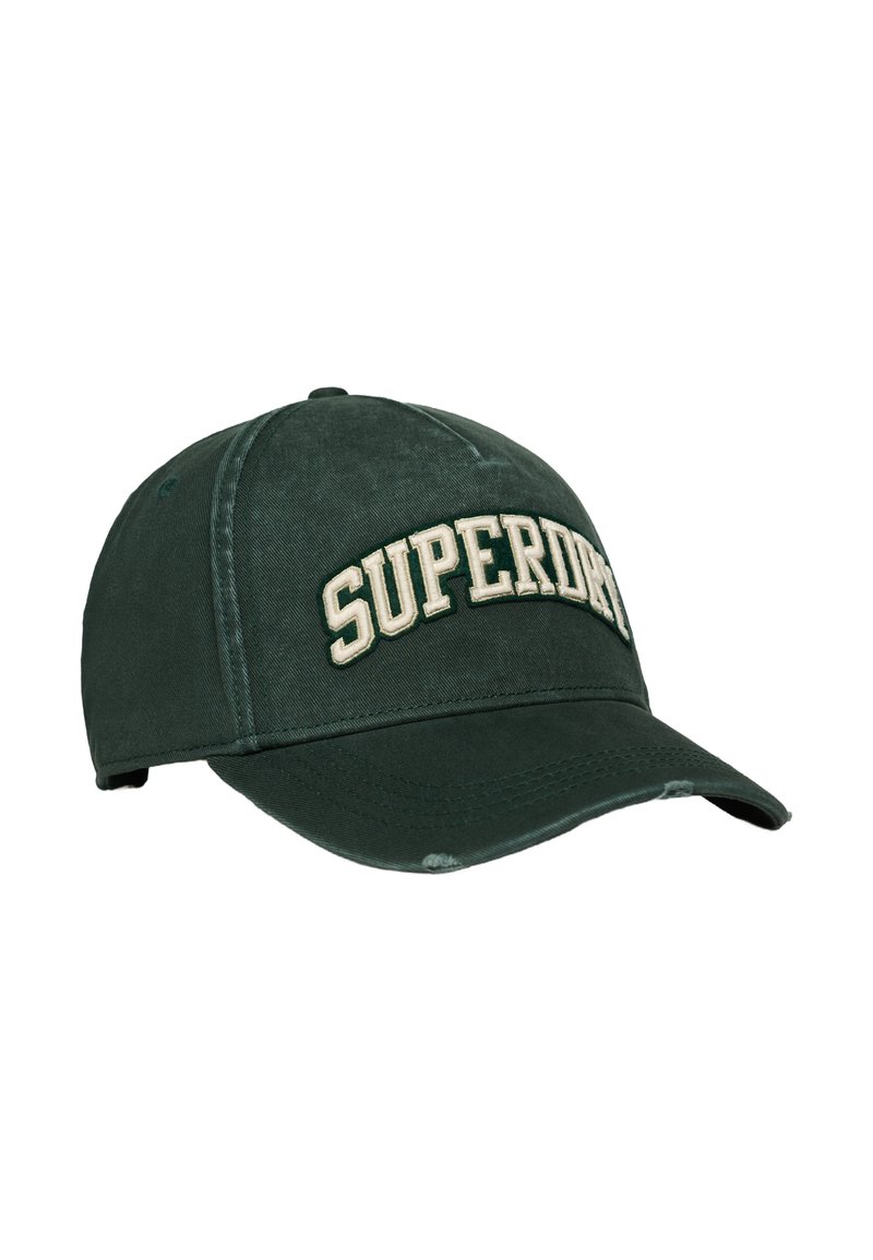 Gorra de béisbol verde oscuro con visera curvada y el logotipo bordado en crema "SUPERDRY" en la parte frontal. Fabricada con un tejido de algodón resistente y con un acabado texturizado.