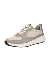 Sneaker aus einer Kombination von hellgrauem und olivgrünem Wildleder. Merkmale sind eine runde Zehenpartie, eine Schnürung und eine dicke weiße Sohle.