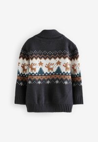Pletený detský sveter v námorníckej modrej farbe, s fair isle vzorom so sobmi, stromami a hviezdami v krémovej, hnedej a zelenej farbe. Rúbkované manžety.