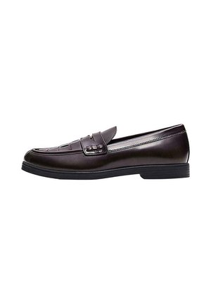 Mocassin en cuir marron foncé avec un petit talon, des détails cousus sur l'avant et une bride décorative sur le dessus.