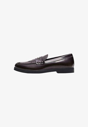 Mocassino in pelle marrone scuro con tacco basso, dettagli cuciti sulla punta e una fascia decorativa sulla tomaia.