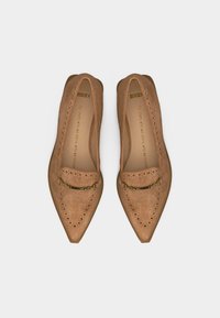 Mocassins à bout pointu en daim marron avec des détails perforés et des accents métalliques dorés, affichés côte à côte sur un fond blanc.