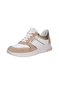 Baskets lacées en daim beige et cuir blanc, avec des accents dorés et un détail de fermeture éclair. Dotées d'une semelle blanche rembourrée pour le confort.