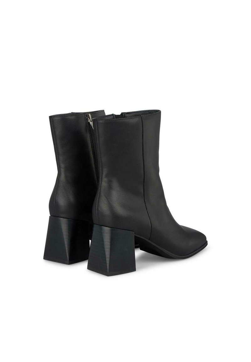 Schwarze Leder-Ankle-Boots mit eckiger Zehenpartie, ausgestattet mit einem Reißverschluss hinten und einem dicken, geometrischen Blockabsatz. Glatte Textur.