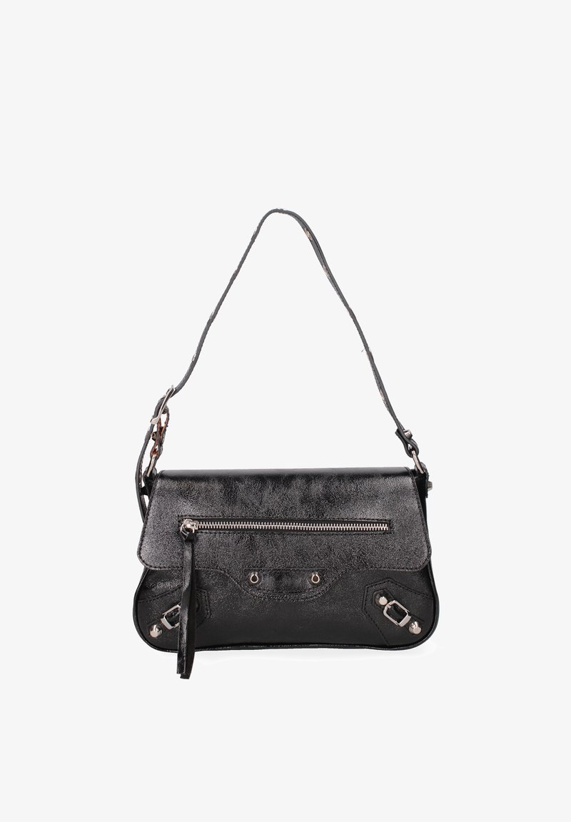 Borsa a mano in pelle nera con design strutturato, dotata di tasca con zip, dettagli in metallo argentato e tracolla removibile.