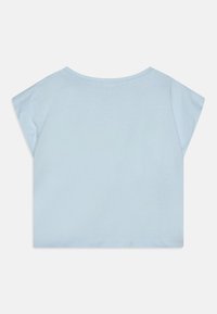 Világoskék, rövid ujjú, crop fazonú póló puha pamutból, kerek nyakkal és laza szabással, tiszta aljjal.