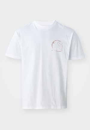 Balts kokvilnas T-krekls ar mazu brūnu spirāles logotipu kreisajā krūtī, īsām piedurknēm un apaļu kakla dizainu.