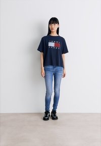 Tommy Jeans FLAG TEE - Marškinėliai su spaudiniu - dark night navy