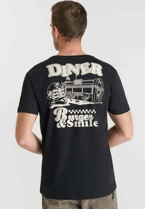 Zwart katoenen T-shirt met een retro dinerafbeelding op de achterkant, met een hamburgerillustratie en de tekst 'DINER Burger & Smile'.