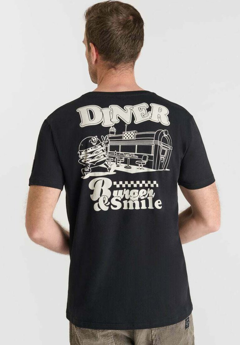 Camiseta de algodón negra con un gráfico de un diner retro en la parte posterior, con una ilustración de hamburguesa y un texto que dice "DINER Burger & Smile."