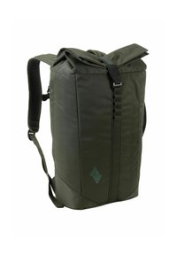 Mochila verde oliva con tela impermeable, cierre de enrollar, correas ajustables y un acento de logo diagonal. Diseño duradero y espacioso.