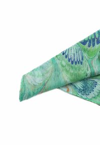 Foulard leggero in seta verde con un motivo floreale in blu e arancione, dotato di una texture morbida e leggermente trasparente.