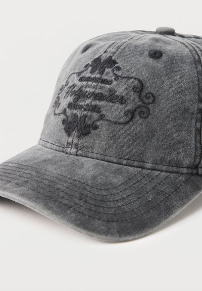 Szara czapka baseballowa z zakrzywionym daszkiem, czarnym haftowanym ozdobnym wzorem i częściowo czytelnym tekstem kursywą na przednim panelu.