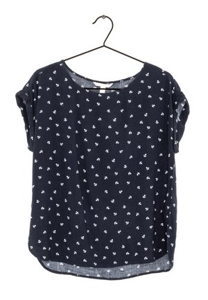 Granatowy top z krótkim rękawem w małe białe wzory w kotwice. Okrągły dekolt i luźny fason z zaokrąglonym hemem. Lekka tkanina.